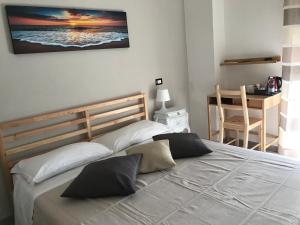 una camera con un letto con due cuscini sopra di ATTICO LIVORNO Bed & Relax a Livorno