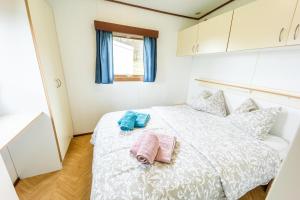 Una cama o camas en una habitación de Mobilheim Chalet - Výrovická přehrada