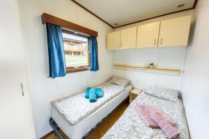 Postel nebo postele na pokoji v ubytování Mobilheim Chalet - Výrovická přehrada + 28 fotografií
