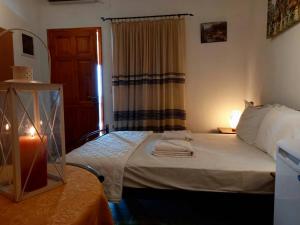 A bed or beds in a room at ενοικιαζομενα δωματια πηλιο διονυσια