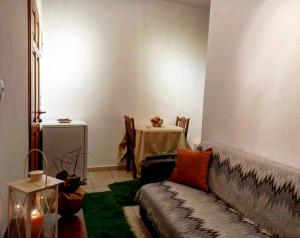 A seating area at ενοικιαζομενα δωματια πηλιο διονυσια