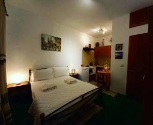 A bed or beds in a room at ενοικιαζομενα δωματια πηλιο διονυσια