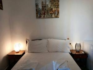 A bed or beds in a room at ενοικιαζομενα δωματια πηλιο διονυσια