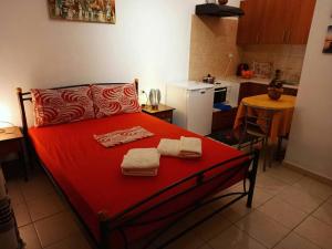 A bed or beds in a room at ενοικιαζομενα δωματια πηλιο διονυσια
