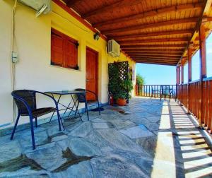 A balcony or terrace at ενοικιαζομενα δωματια πηλιο διονυσια
