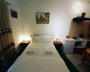 A bed or beds in a room at ενοικιαζομενα δωματια πηλιο διονυσια