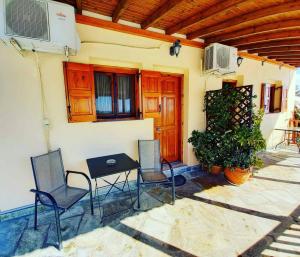 A balcony or terrace at ενοικιαζομενα δωματια πηλιο διονυσια