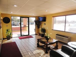 a lobby with a waiting room with a table and chairs at Columbus Inn in Columbus