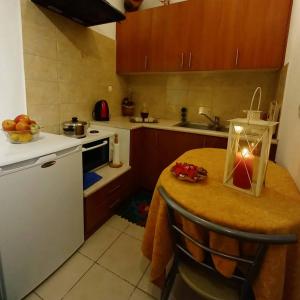 A kitchen or kitchenette at ενοικιαζομενα δωματια πηλιο διονυσια