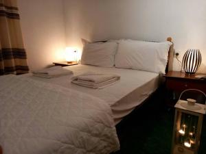 A bed or beds in a room at ενοικιαζομενα δωματια πηλιο διονυσια