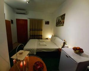 A bed or beds in a room at ενοικιαζομενα δωματια πηλιο διονυσια