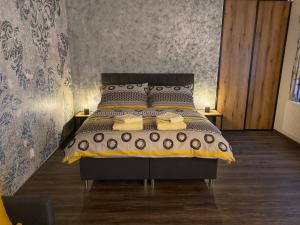 Apartmán Champion II في بلزن: غرفة نوم عليها سرير وفوط صفراء
