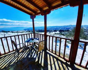 A balcony or terrace at ενοικιαζομενα δωματια πηλιο διονυσια
