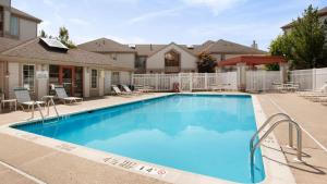 Bazén v ubytování Hyatt House Mount Laurel nebo v jeho okolí