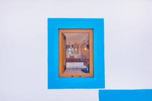 uno specchio su un muro di blu di Obidos Rural Chic House a Usseira