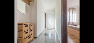 Łazienka z drewnianą komodą i sypialnią w obiekcie Aurum luxury apartments w mieście Vir +37 zdjęć