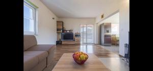 salon z kanapą i miską owoców na stole w obiekcie Aurum luxury apartments w mieście Vir