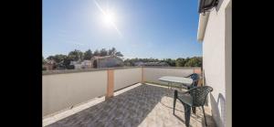 balkon ze stołem i krzesłami na budynku w obiekcie Aurum luxury apartments w mieście Vir