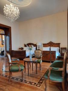 a bedroom with a bed and a table and chairs at Hotel Marqués del Ángel in Puebla