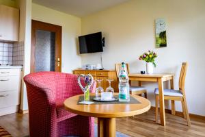 ein Wohnzimmer mit einem Tisch und einer Küche in der Unterkunft Gästehaus Höferlin in Bad Bellingen