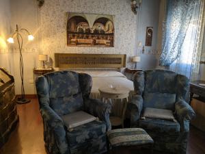 A seating area at D'Elite Room & Breakfast
