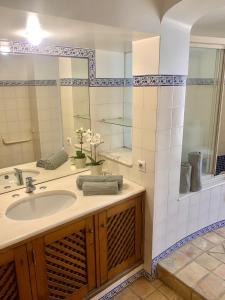 La salle de bains est pourvue d'un lavabo et d'une douche. dans l'établissement Villa Amendoeiras 52, à Albufeira