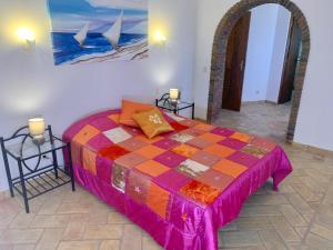 um quarto com uma cama colorida num quarto em Villa Amendoeiras 52 em Albufeira