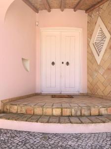 a white door on the side of a building at Villa Amendoeiras 52 in Albufeira