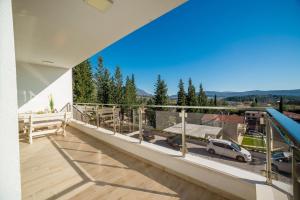 ein Balkon mit Blick auf einen Parkplatz in der Unterkunft HAPPY HOME in Tivat