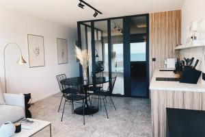 Virtuvė arba virtuvėlė apgyvendinimo įstaigoje Wonderful architect designed flat with sea view
