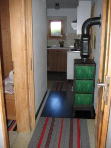 cocina con fogones en el medio de una habitación en Fuldera Daint / chasa Zanoli, en Fuldera