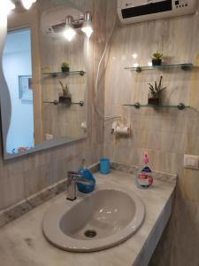a bathroom with a sink and a mirror at Apartamento con wifi, mascotas bienvenidas in Benidorm
