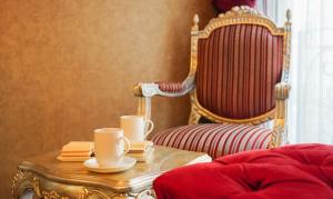 a table with two cups on top of a bed at Hotel Gritti Pera & Spa in Istanbul