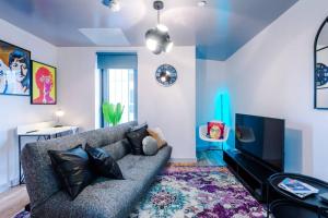 Gallery image of Tower-Gem - Beautiful Blue Apartment with FREE parking near the Marina in Liverpool