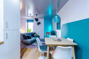 eine Küche mit einem Tisch und Stühlen im Zimmer in der Unterkunft Tower-Gem - Beautiful Blue Apartment with FREE parking near the Marina in Liverpool
