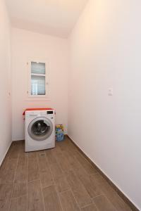 une buanderie avec une machine à laver dans l'établissement Mosxa House, à Artemonas 4 autres photos