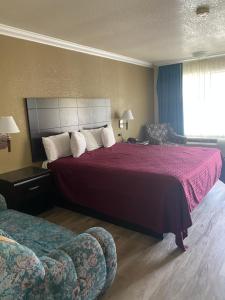 Postel nebo postele na pokoji v ubytování Atascadero Inn