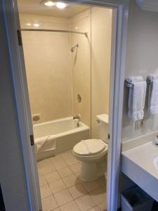 Koupelna v ubytování Atascadero Inn