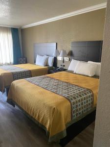 Postel nebo postele na pokoji v ubytování Atascadero Inn