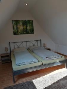 Un pat sau paturi într-o cameră la Ferienwohnung mit Charme und Blick auf Dinkelsbühl