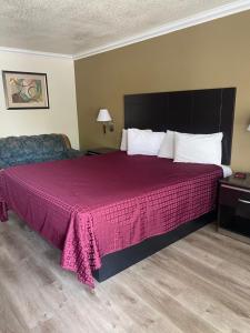 Postel nebo postele na pokoji v ubytování Atascadero Inn