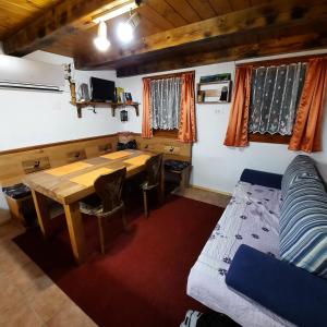 Habitación con mesa, sofá y cama en Jelenov breg pod Matajurem en Kobarid