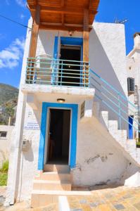 Un escalier et un balcon sont à votre disposition. dans l'établissement Tania village Zakros maisonette, à Zakros