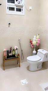 baño con aseo y flores en مساكن الدار 1 en Abha