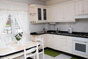 A kitchen or kitchenette at Apartamento Sol-Muxía