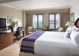 Postel nebo postele na pokoji v ubytování Monterey Plaza Hotel & Spa
