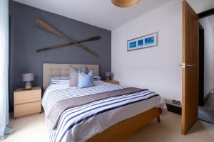
A bed or beds in a room at Central Penzance, Modern stylish home,Nr Seafront.
