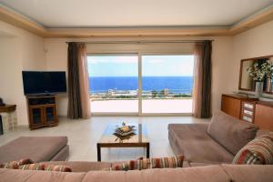 sala de estar con vistas al océano en Villa Blue Dream, en Koutsounari