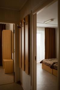 カリーニングラードにあるPatriotのベッドルーム(ベッド1台、窓付)への開放ドア