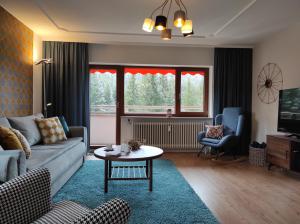Ferienwohnung Tannenballett im Schwarzwald في بايرسبرون: غرفة معيشة مع أريكة وطاولة